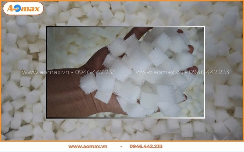 Cận cảnh bề mặt giá thể mút xốp PU chuyên dụng trong xử lý nước thải