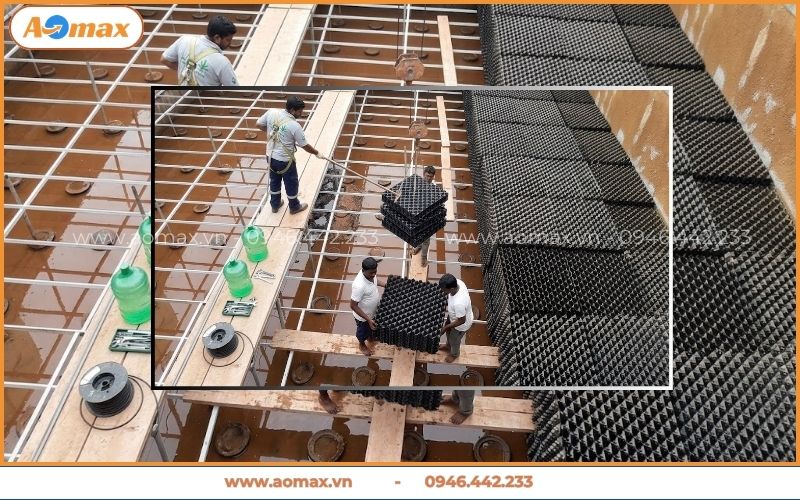 Đội thợ lắp đặt giá thể vi sinh dạng tổ ong