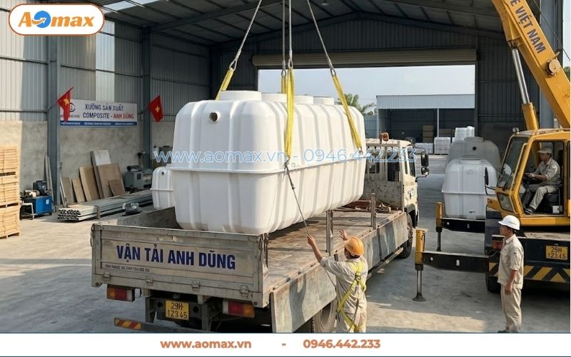 Xe cẩu bốc xếp an toàn bể tự hoại Composite 8m3 lên xe tải.