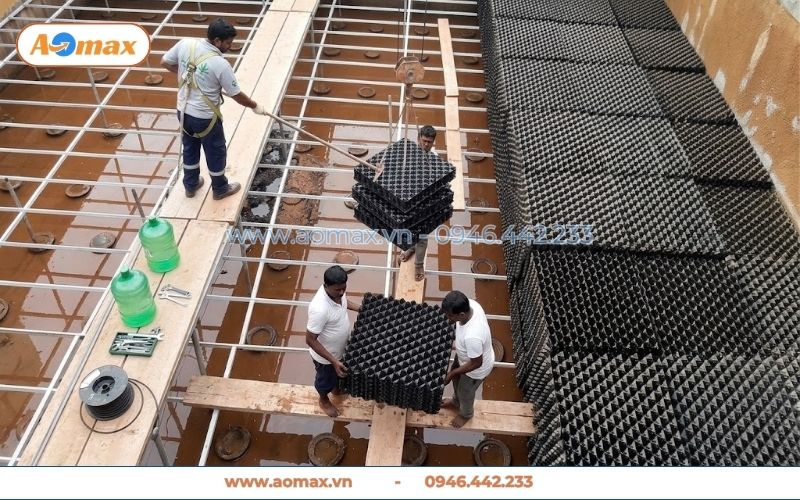 Thi công lắp đặt giá thể tổ ong xuống bể sinh học
