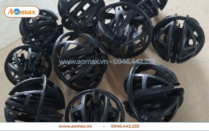 Cận cảnh giá thể vi sinh dạng cầu D50 màu đen