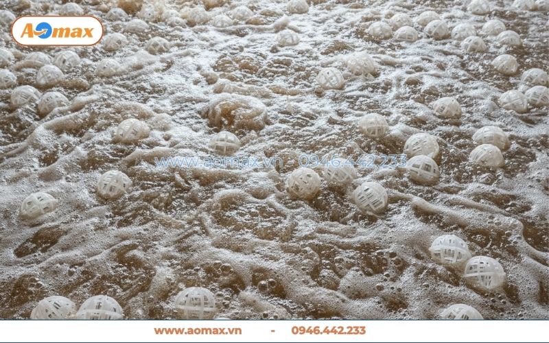 Ứng dụng giá thể vi sinh dạng cầu D50 màu trắng trong bể Aerotank