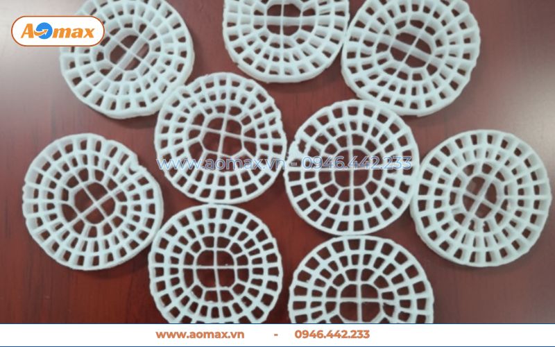 Cận cảnh 64 lỗ của giá thể vi sinh MBBR dạng bánh xe.