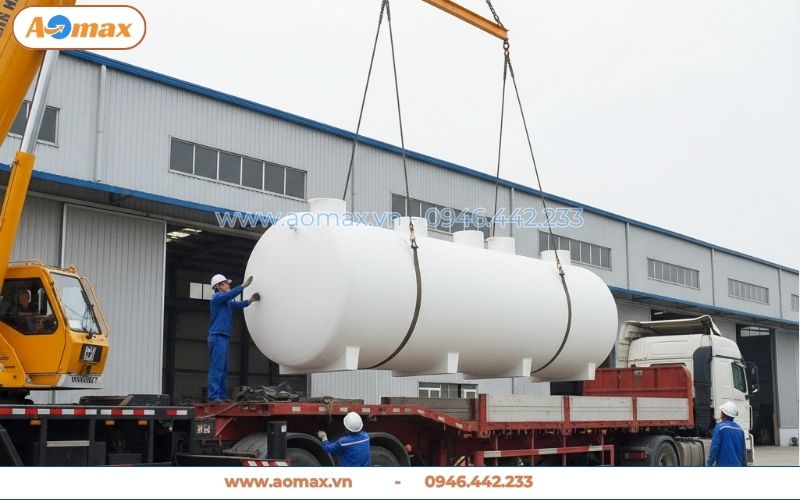 Cẩu hạ hệ thống xử lý nước thải 15m3 lên xe tải
