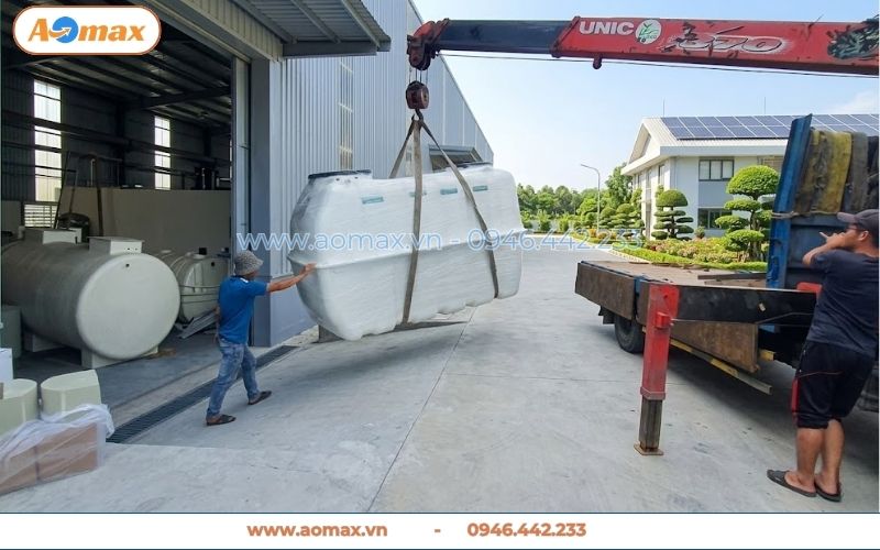 Cẩu hệ thống xử lý nước thải 3m3 lên xe vận chuyển.