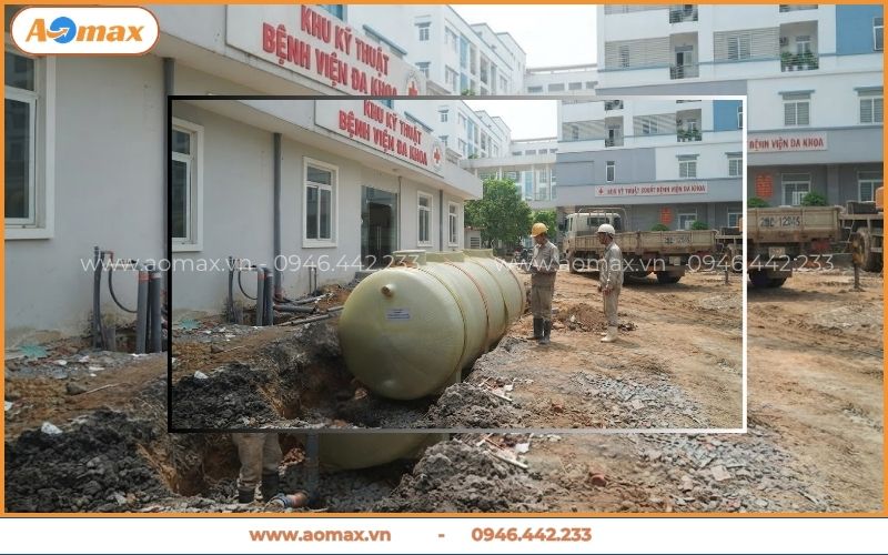 Kỹ thuật viên thi công đấu nối máy xử lý nước thải y tế